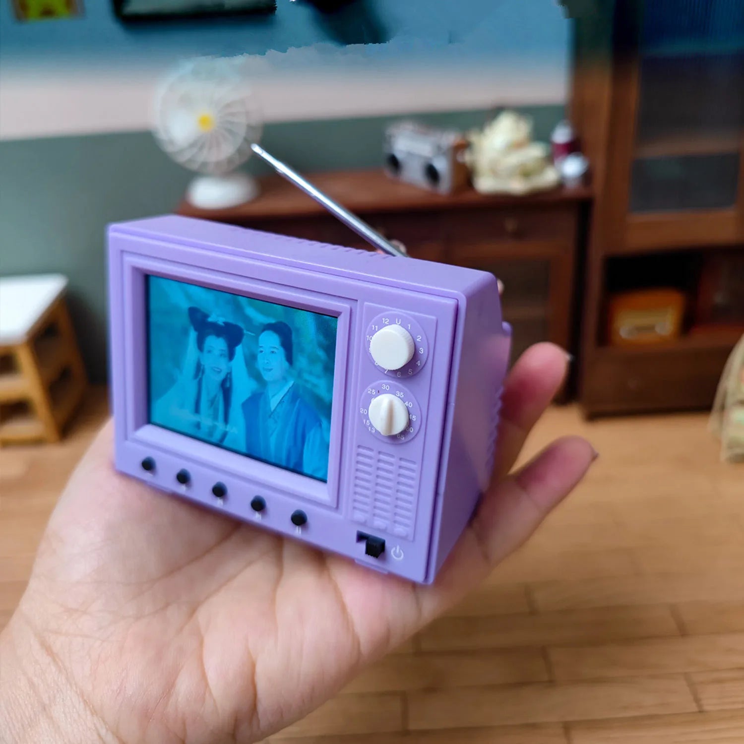 1/12 Dollhouse Mini TV with USB Port 2.4 Inch Screen 8GB Memory 600mAh Battery Miniature LCD Television for Dollhouse Furniture